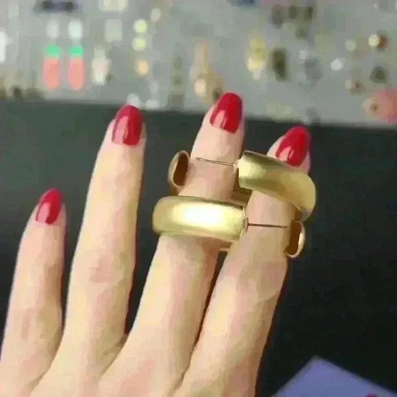 Gold tone earrings - Picture 8 of 14